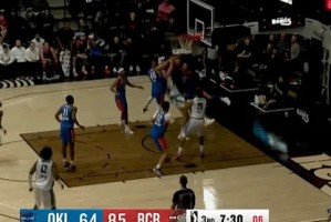 开云体育app官网-杨瀚森上篮被对手凶狠犯规拦下，随后罚球命中砍下第12分